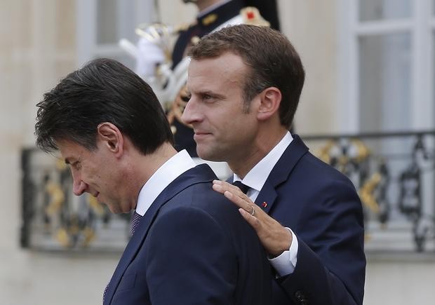 MACRON I CONTE: Prilikom njihovog susreta u Napulju, krajem februara 2020, kad je pandemija coronavirusa već bila pred vratima francuski presednik italijanskom premijeru govorio je o važnosti solidarnosti i promene EU. Ispostavilo se da će u to morati više da ubedi i ostale u EU.